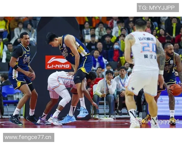 三球348次抢断跻身黄蜂队历史前十助攻与三分命中数同样创队史佳绩